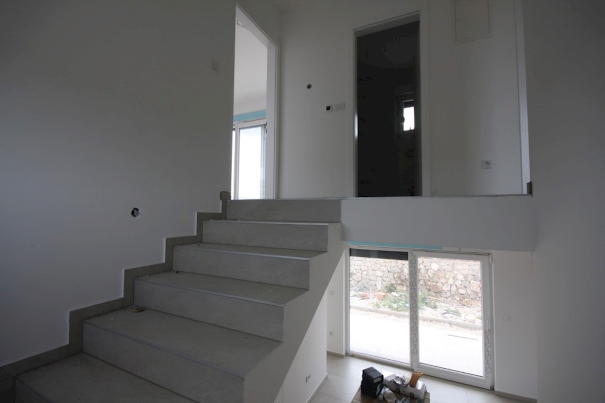 Nuova costruzione, casa bifamiliare con piscina