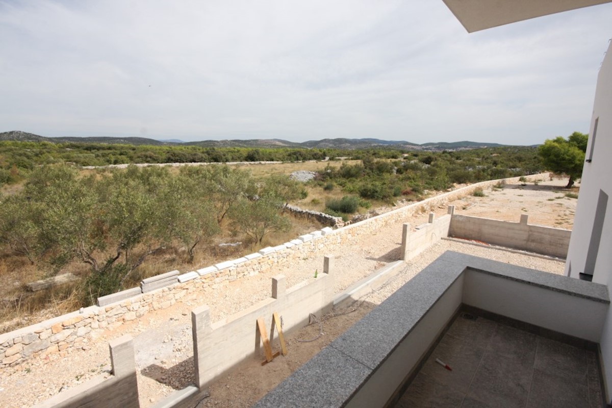 Nuova costruzione, casa bifamiliare con piscina