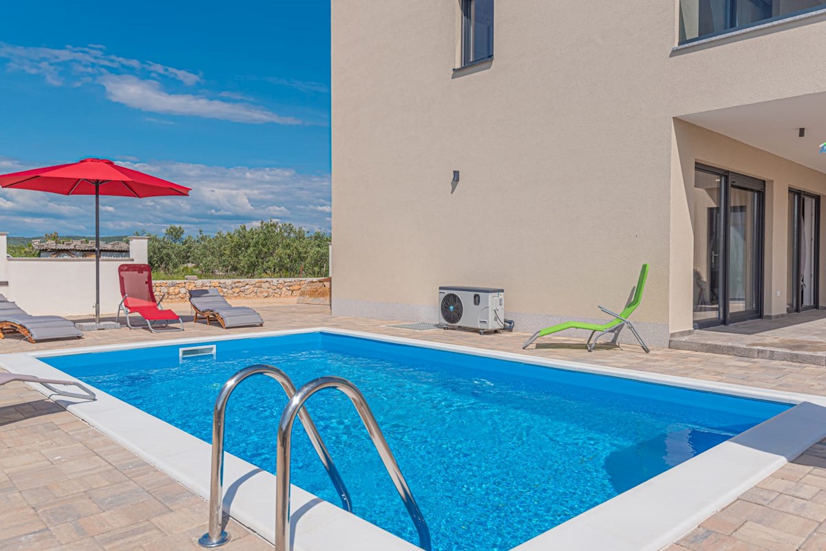 Nuova costruzione, casa bifamiliare con piscina
