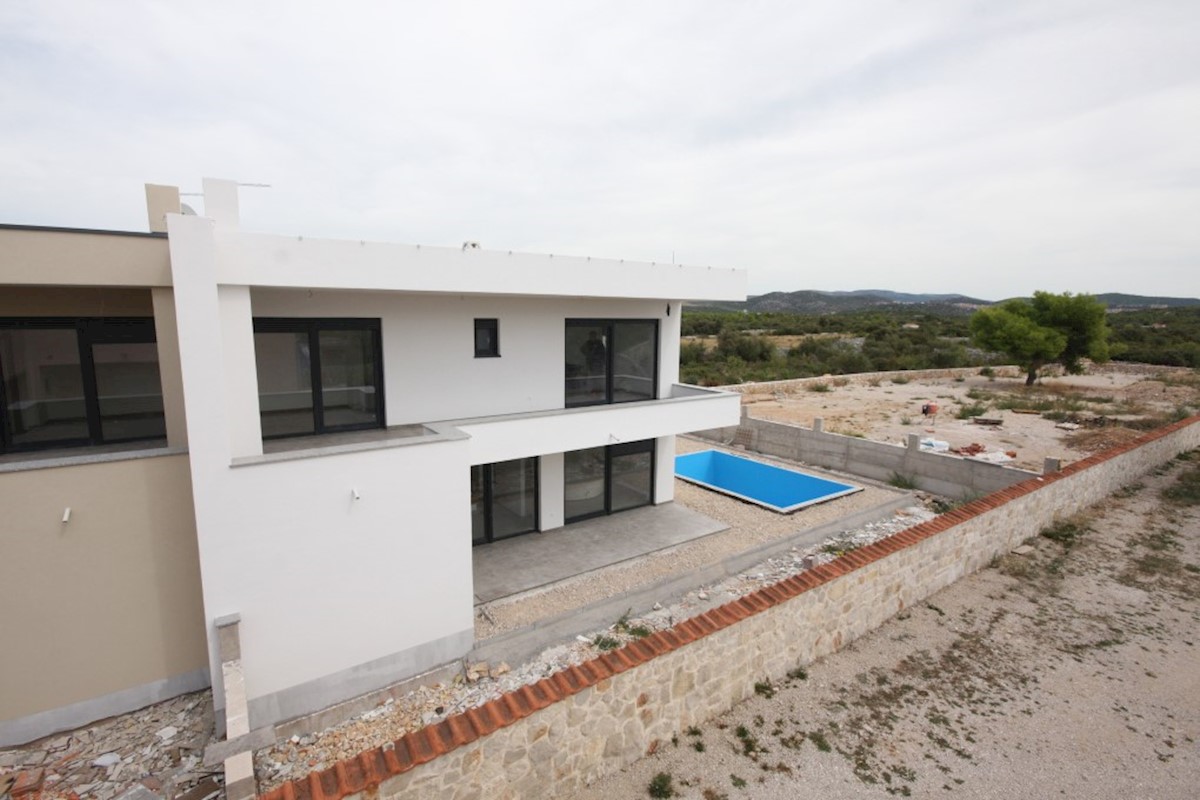 Nuova costruzione, casa bifamiliare con piscina