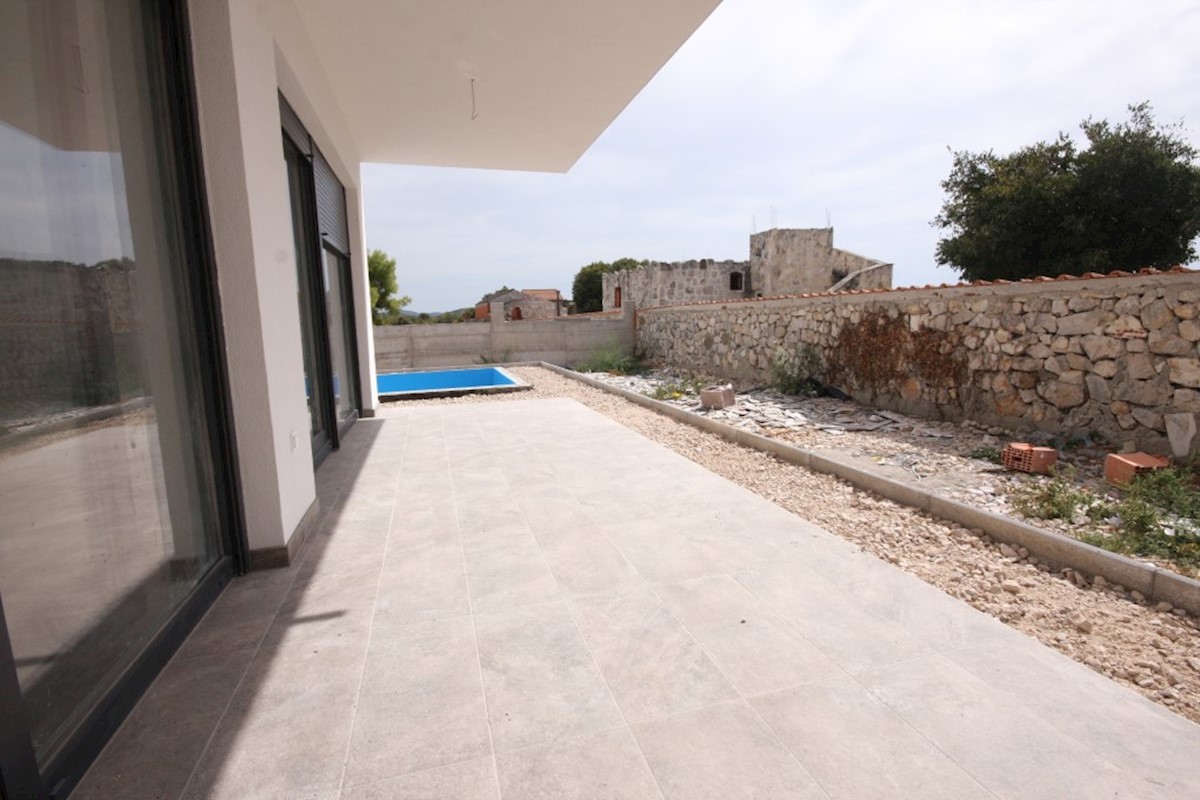 Nuova costruzione, casa bifamiliare con piscina