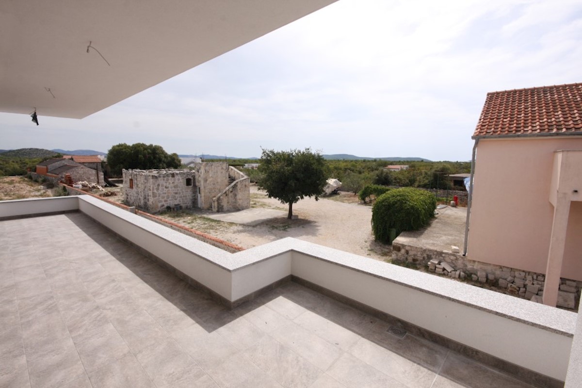 Nuova costruzione, casa bifamiliare con piscina