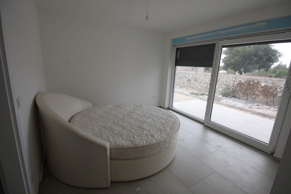 Nuova costruzione, casa bifamiliare con piscina