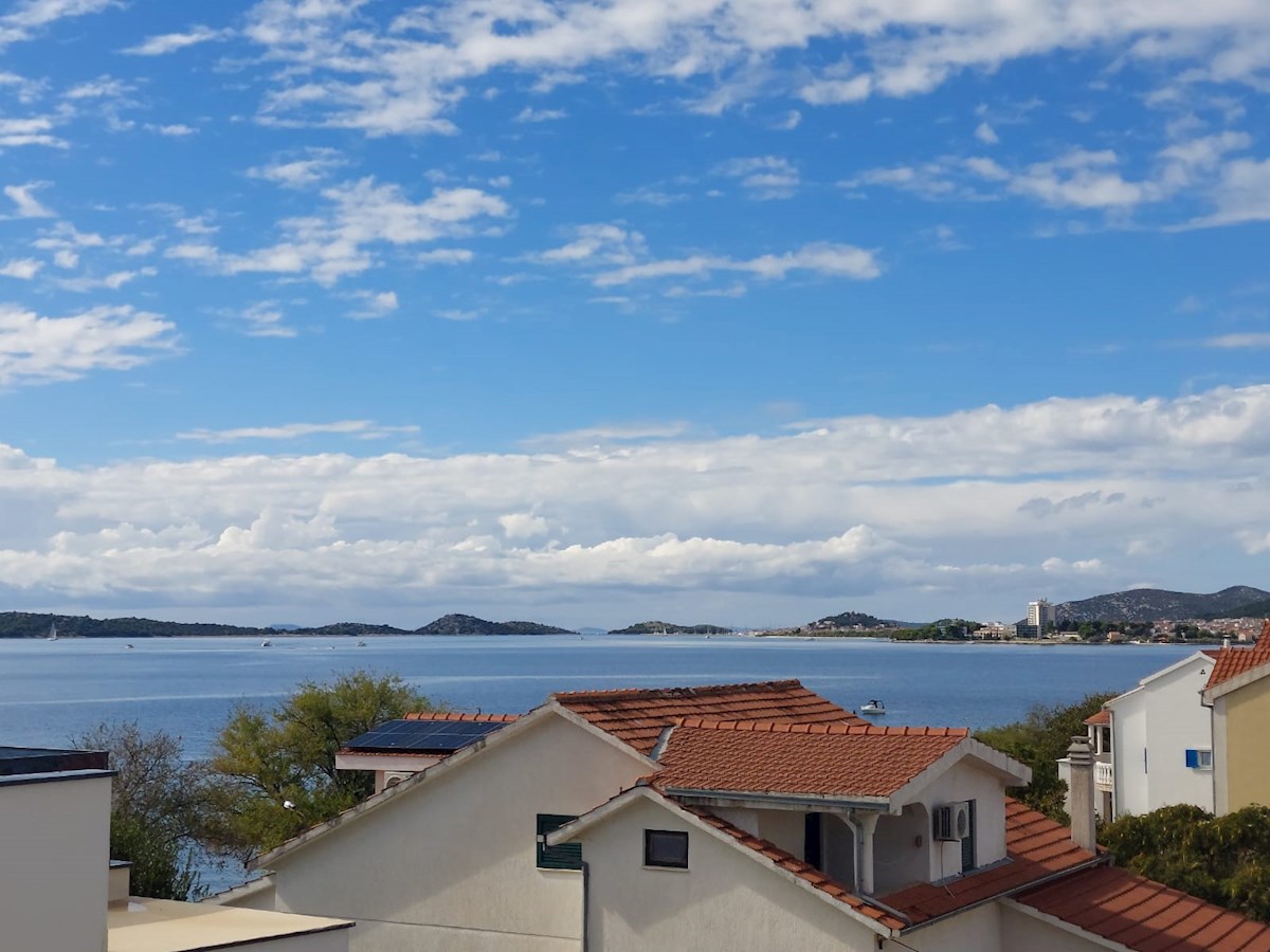 Srima, un lussuoso appartamento su due piani con vista sul mare