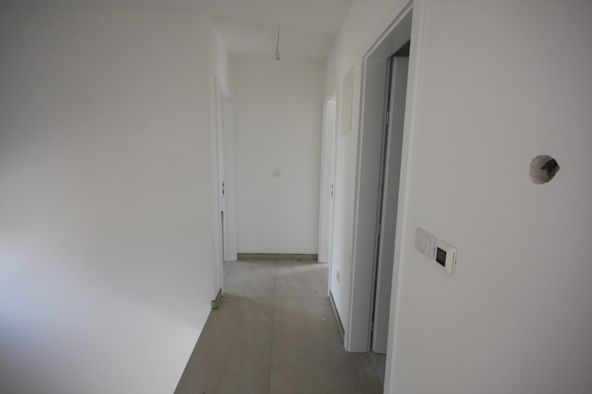 Nuova casa bifamiliare con piscina