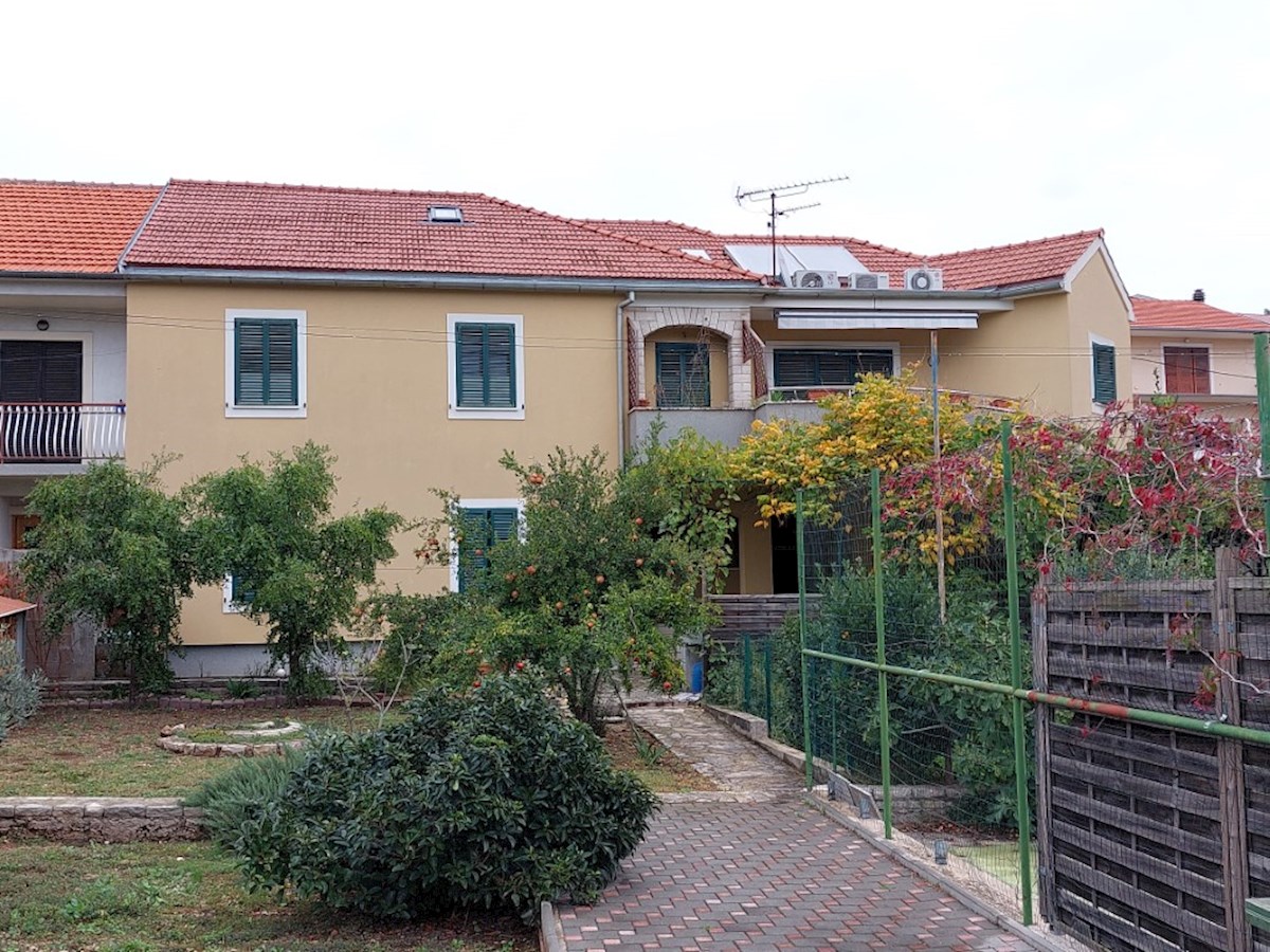Sebenico, casa con terreno vicino alla spiaggia