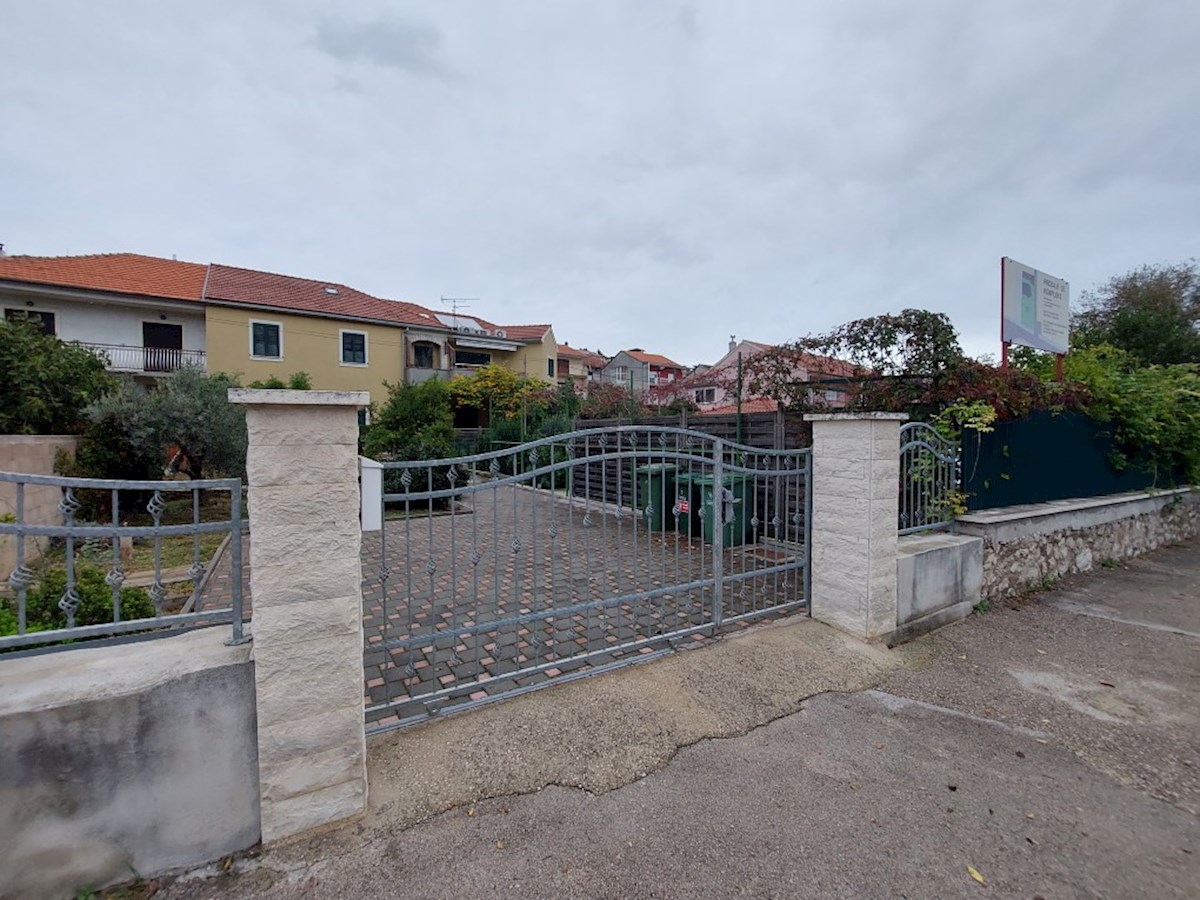 Sebenico, casa con terreno vicino alla spiaggia