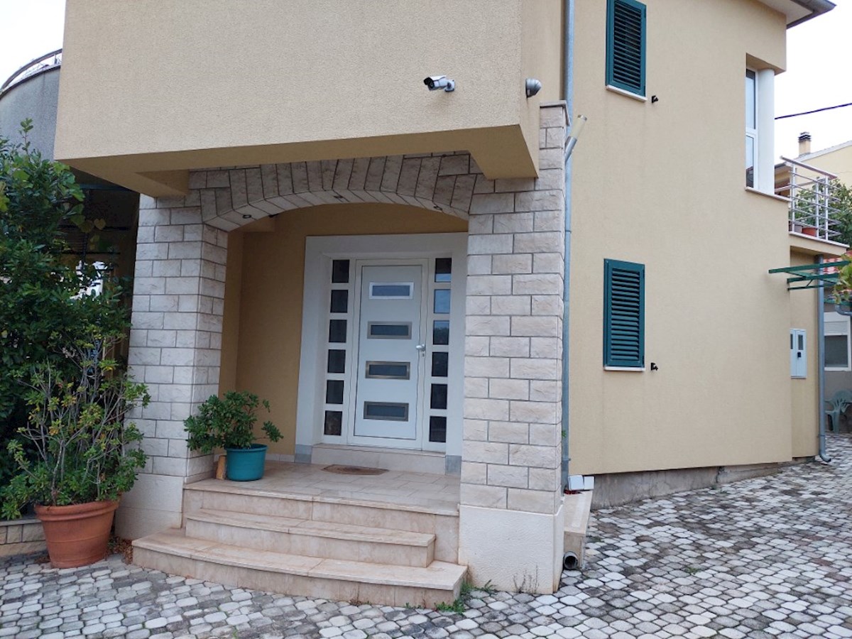 Sebenico, casa con terreno vicino alla spiaggia