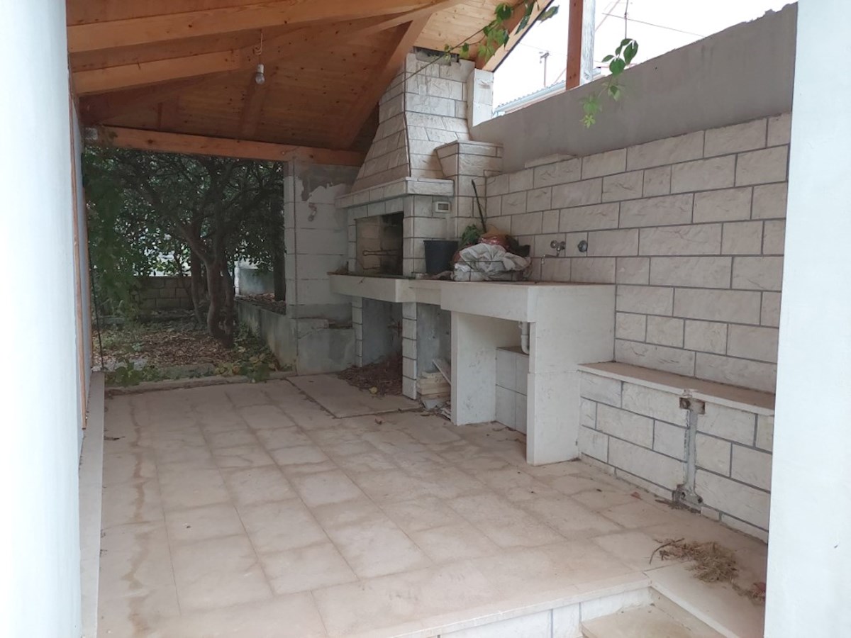 Sebenico, casa con terreno vicino alla spiaggia