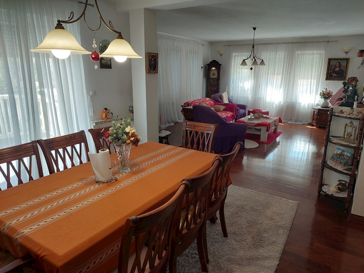 OCCASIONE!-Vodice, una bella casa con giardino