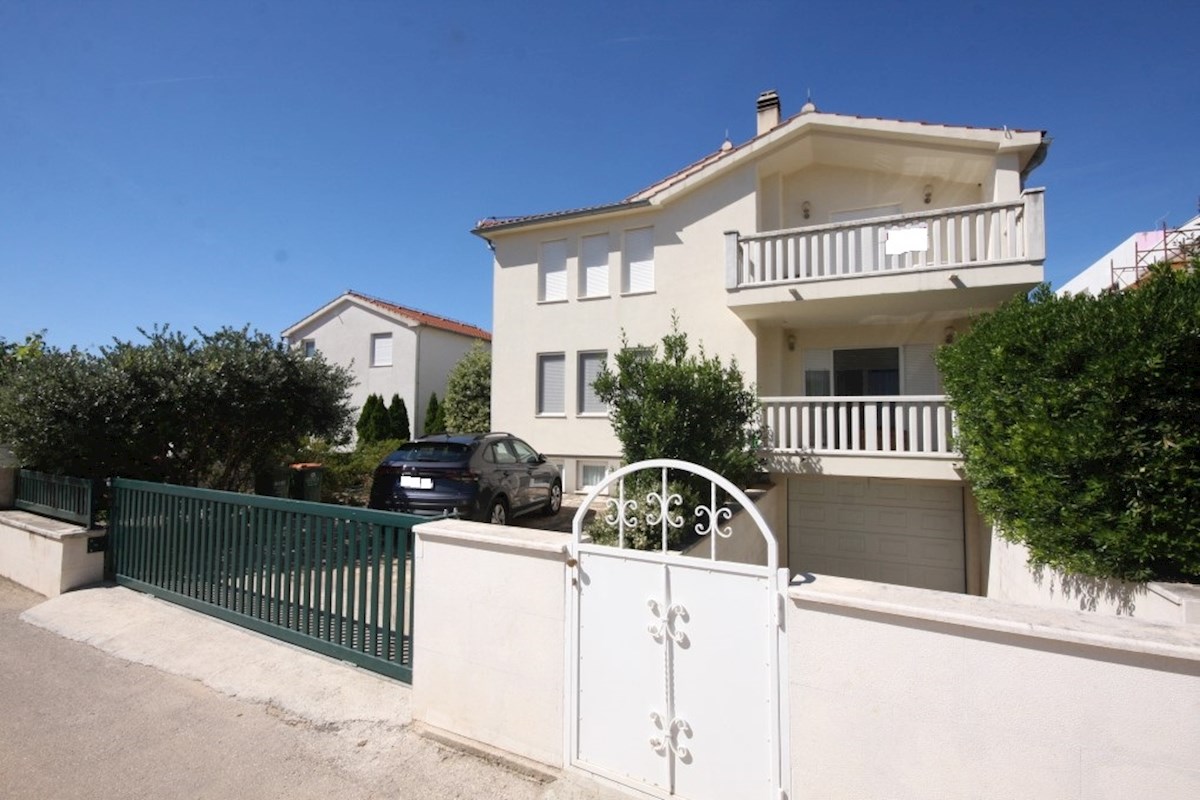OCCASIONE!-Vodice, una bella casa con giardino