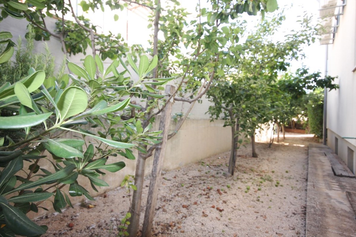 OCCASIONE!-Vodice, una bella casa con giardino