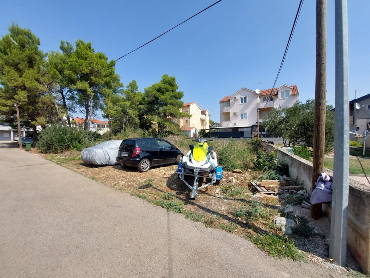 Vodice, terreno edificabile vicino alla spiaggia