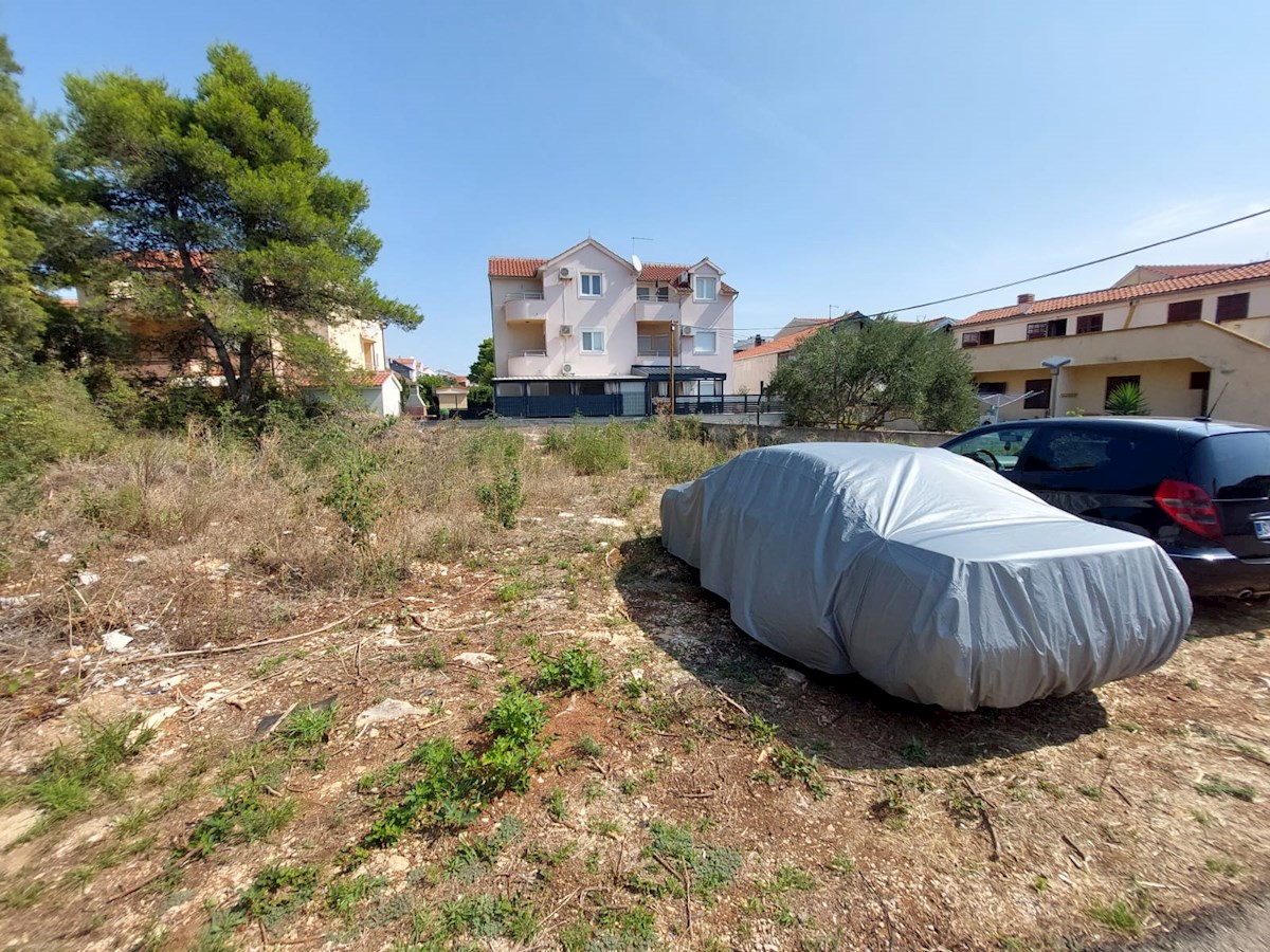 Vodice, terreno edificabile vicino alla spiaggia