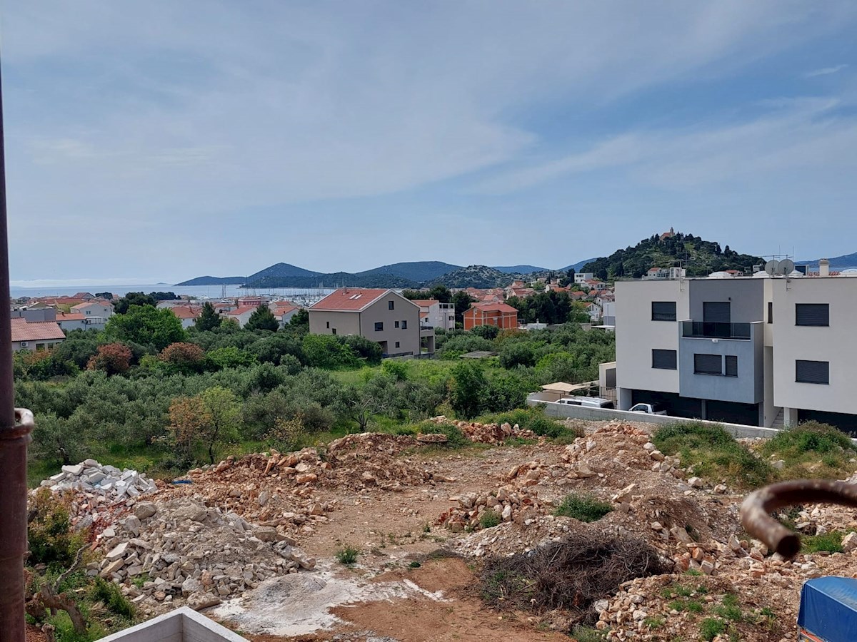 Tribunj, appartamento trilocale al primo piano con annesso giardino