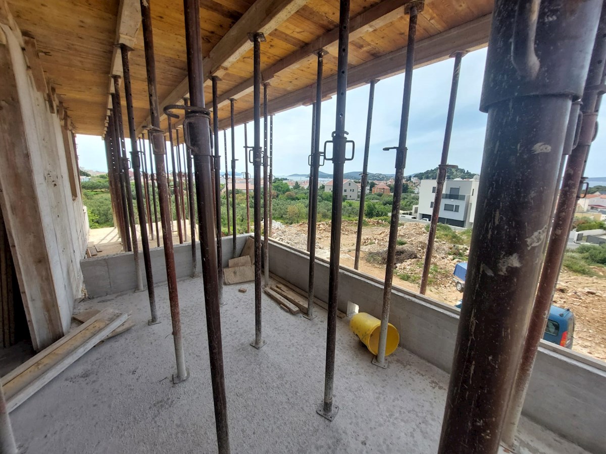 Tribunj, appartamento trilocale al primo piano con annesso giardino