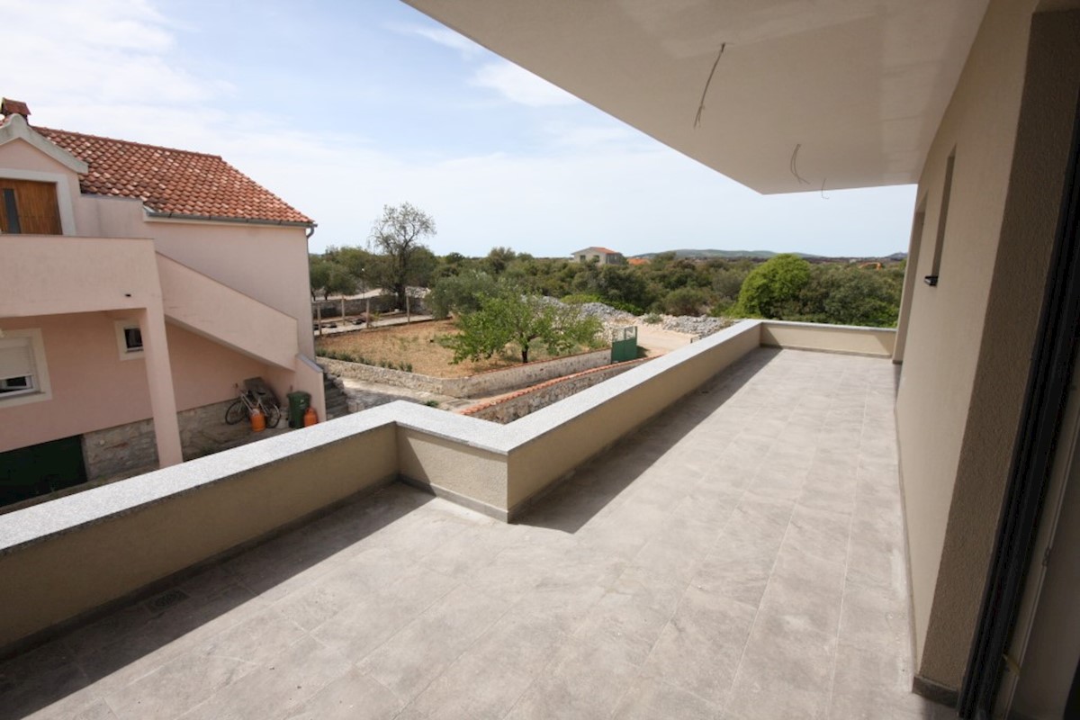 Nuova casa bifamiliare con piscina