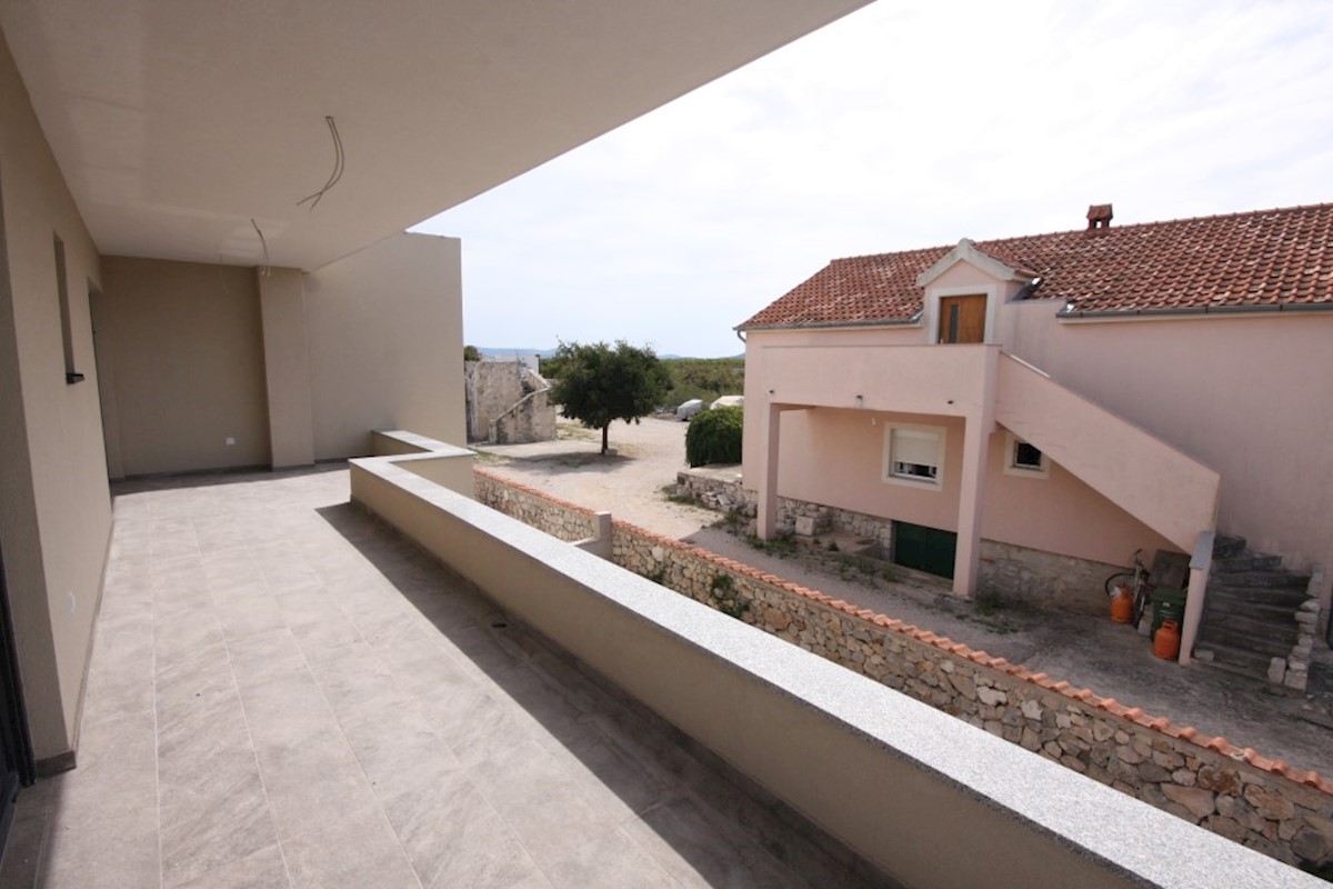 Nuova casa bifamiliare con piscina