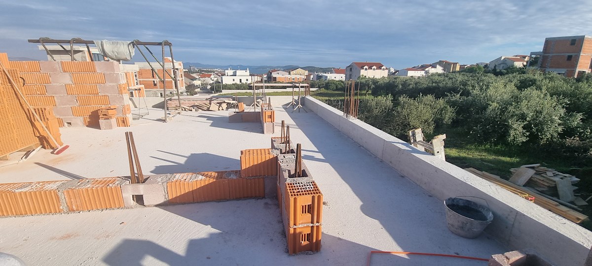 Vodice, casa nuova con piscina in un ambiente tranquillo