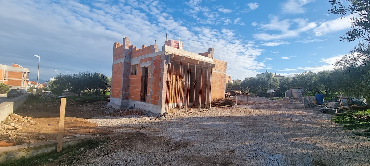 Vodice, casa nuova con piscina in un ambiente tranquillo