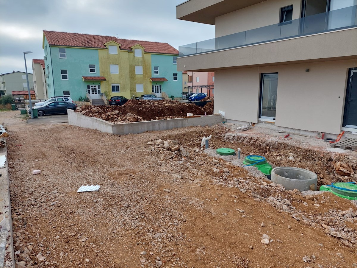 Vodice, nuova casa bifamiliare con piscina