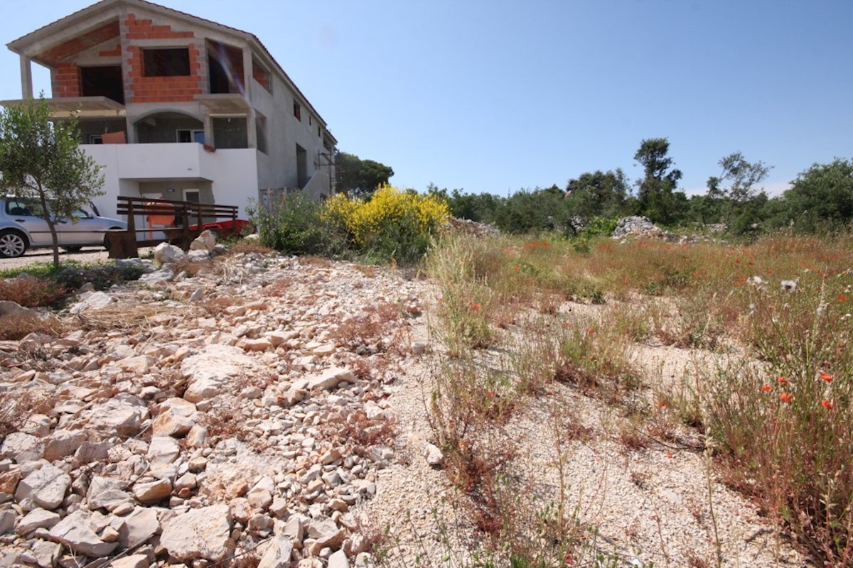 Jezera, terreno edificabile vicino al mare e al centro