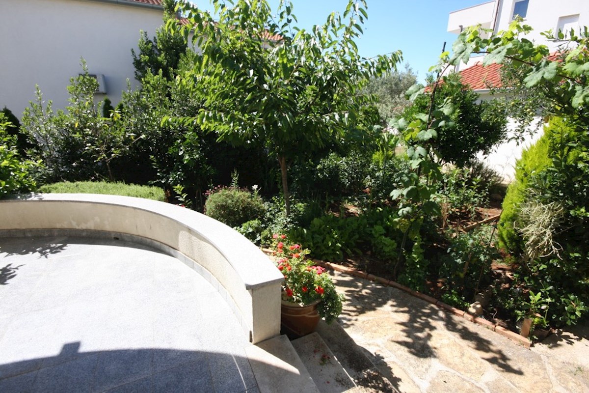 OCCASIONE!-Vodice, una bella casa con giardino