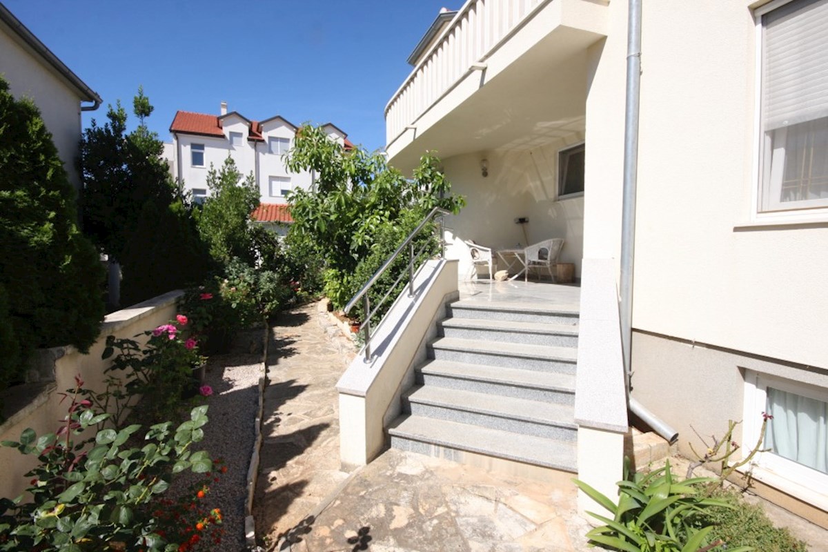 OCCASIONE!-Vodice, una bella casa con giardino