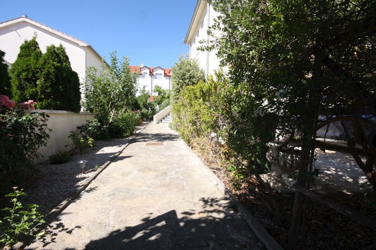 OCCASIONE!-Vodice, una bella casa con giardino