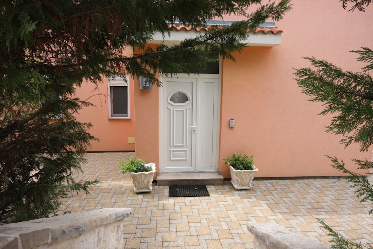 Vodice, graziosa casa con due unità abitative