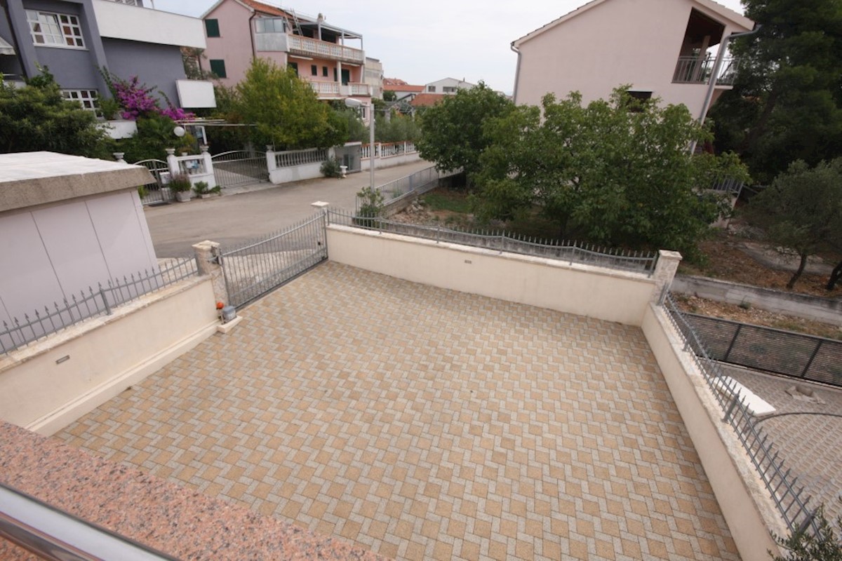Vodice, graziosa casa con due unità abitative