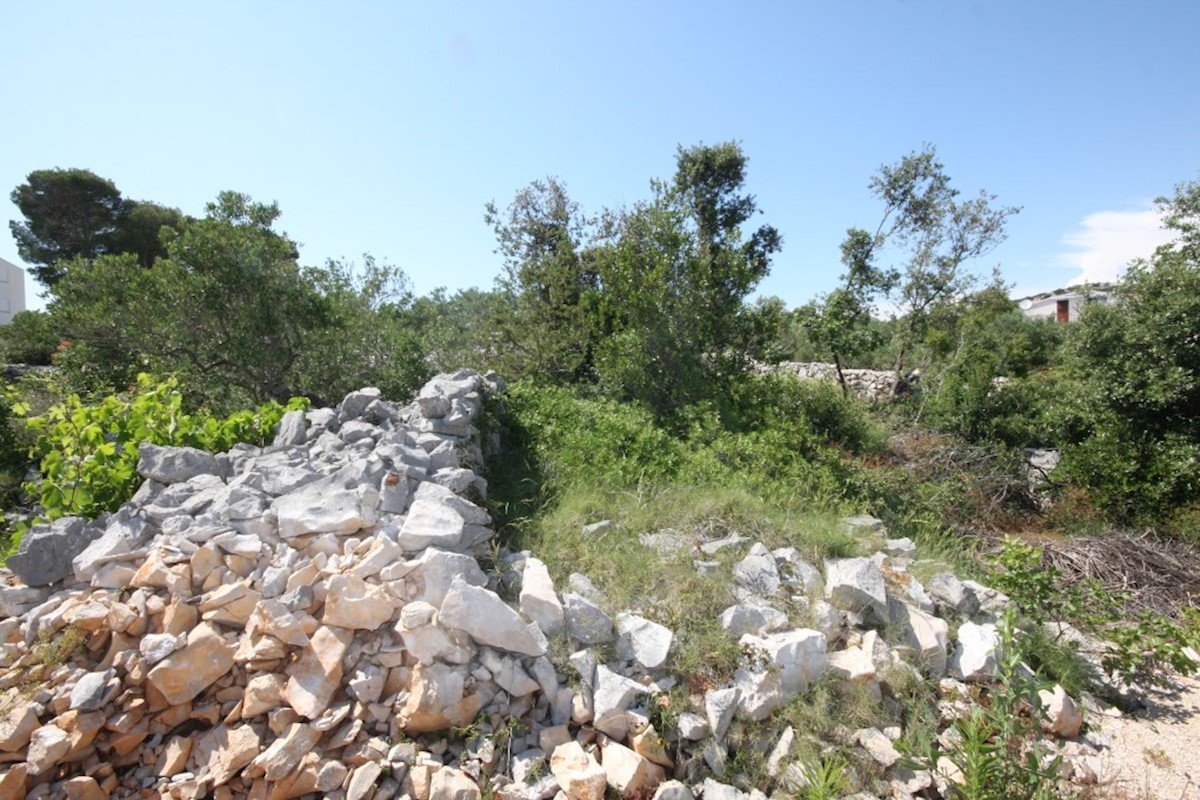 Jezera, terreno edificabile vicino al mare e al centro