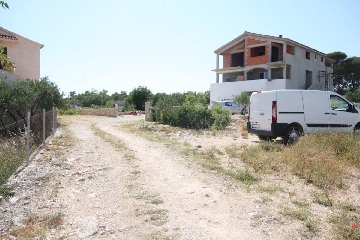 Jezera, terreno edificabile vicino al mare e al centro