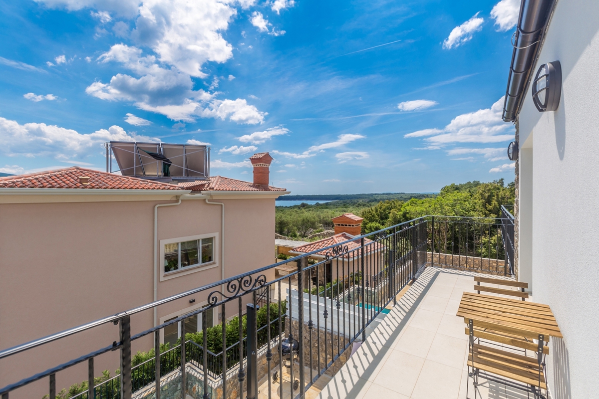 KRK - Villa con piscina e vista mare 