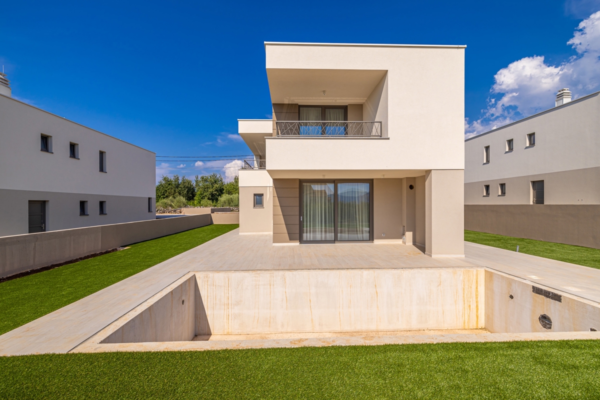 ISOLA DI KRK, zona più ampia della città di Krk - Villa moderna e di lusso con piscina