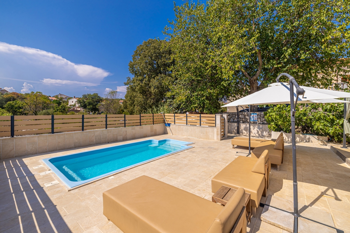 CITTÀ DI KRK, dintorni - Casa bifamiliare con piscina in una posizione tranquilla