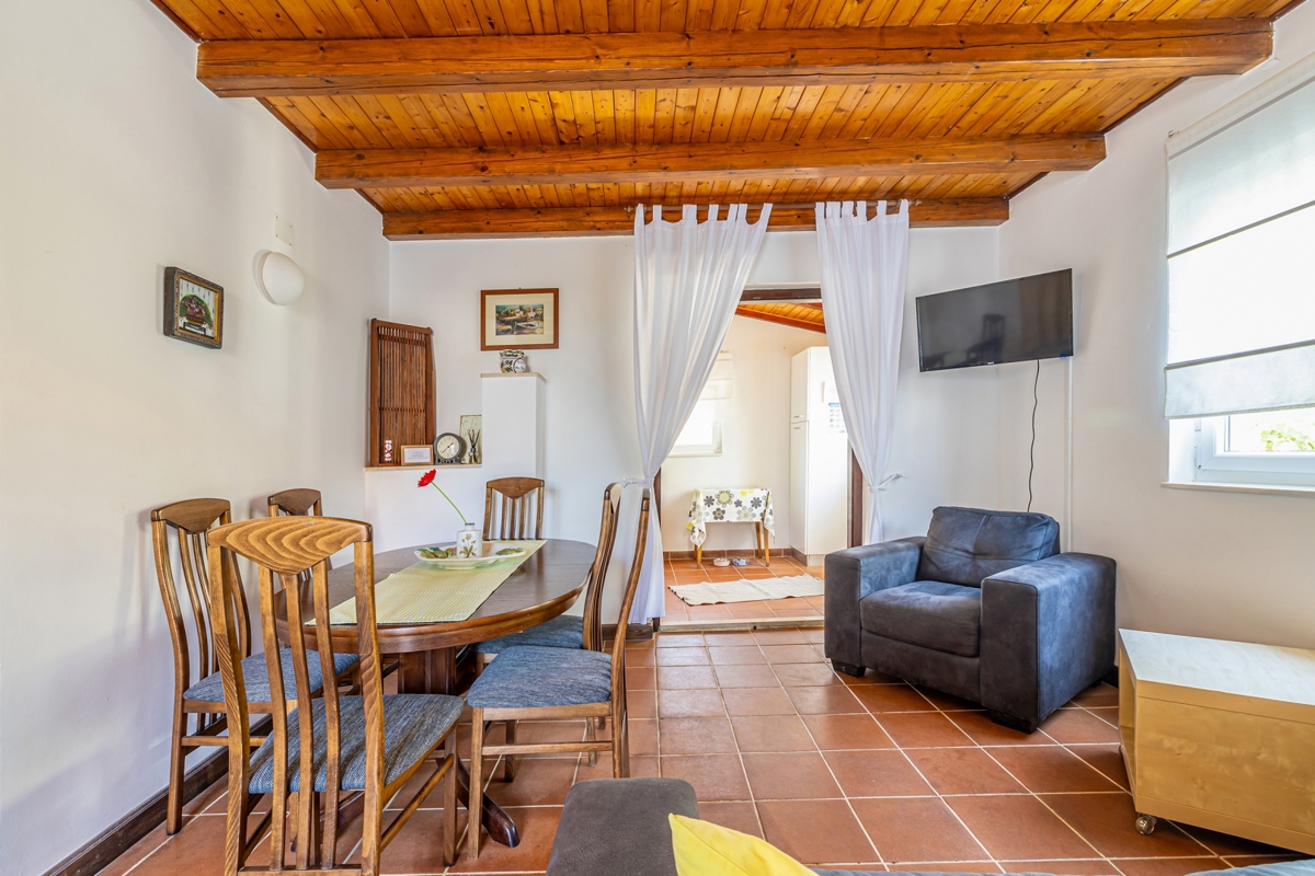 CITTÀ DI KRK, dintorni - Casa bifamiliare con piscina in una posizione tranquilla