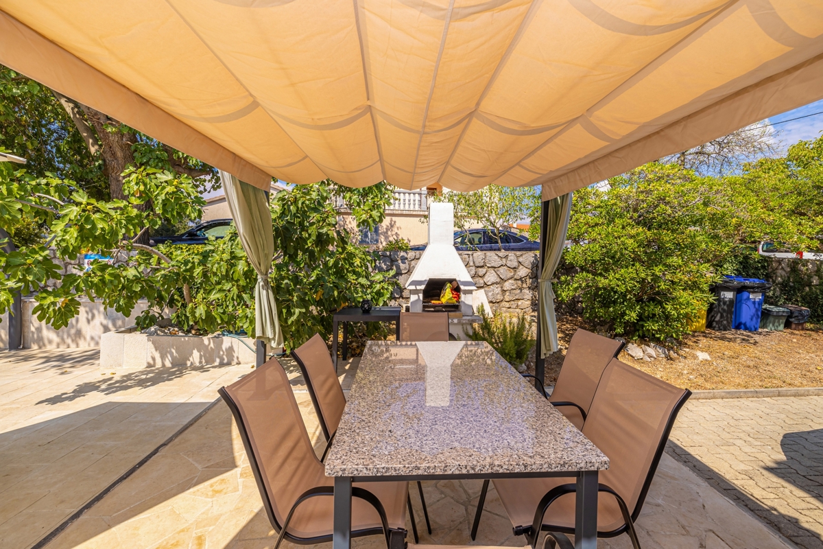 CITTÀ DI KRK, dintorni - Casa bifamiliare con piscina in una posizione tranquilla
