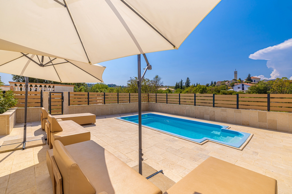 CITTÀ DI KRK, dintorni - Casa bifamiliare con piscina in una posizione tranquilla