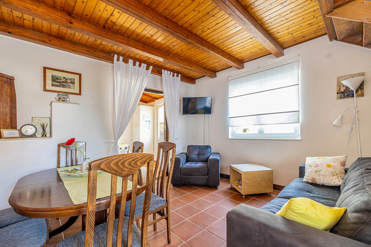CITTÀ DI KRK, dintorni - Casa bifamiliare con piscina in una posizione tranquilla