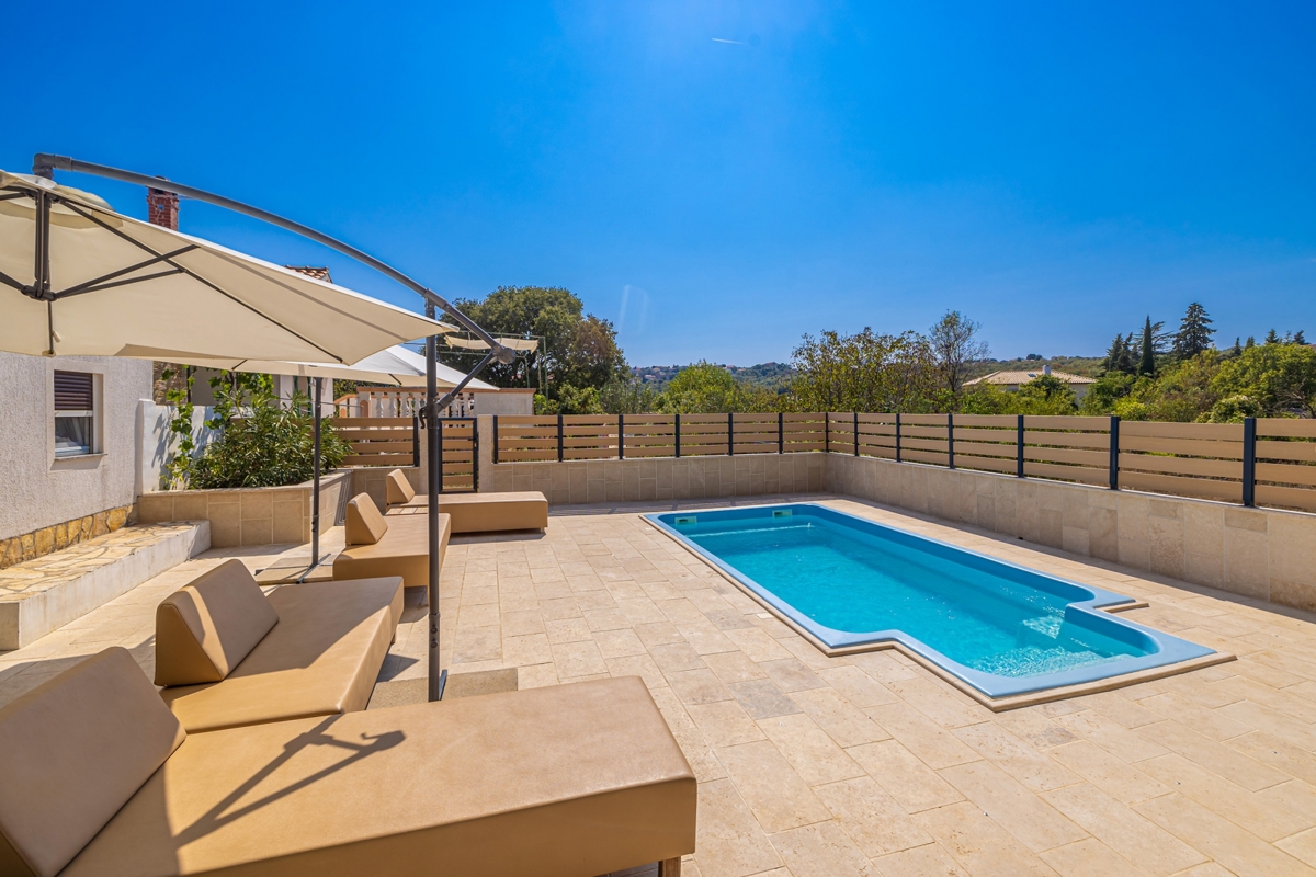 CITTÀ DI KRK, dintorni - Casa bifamiliare con piscina in una posizione tranquilla