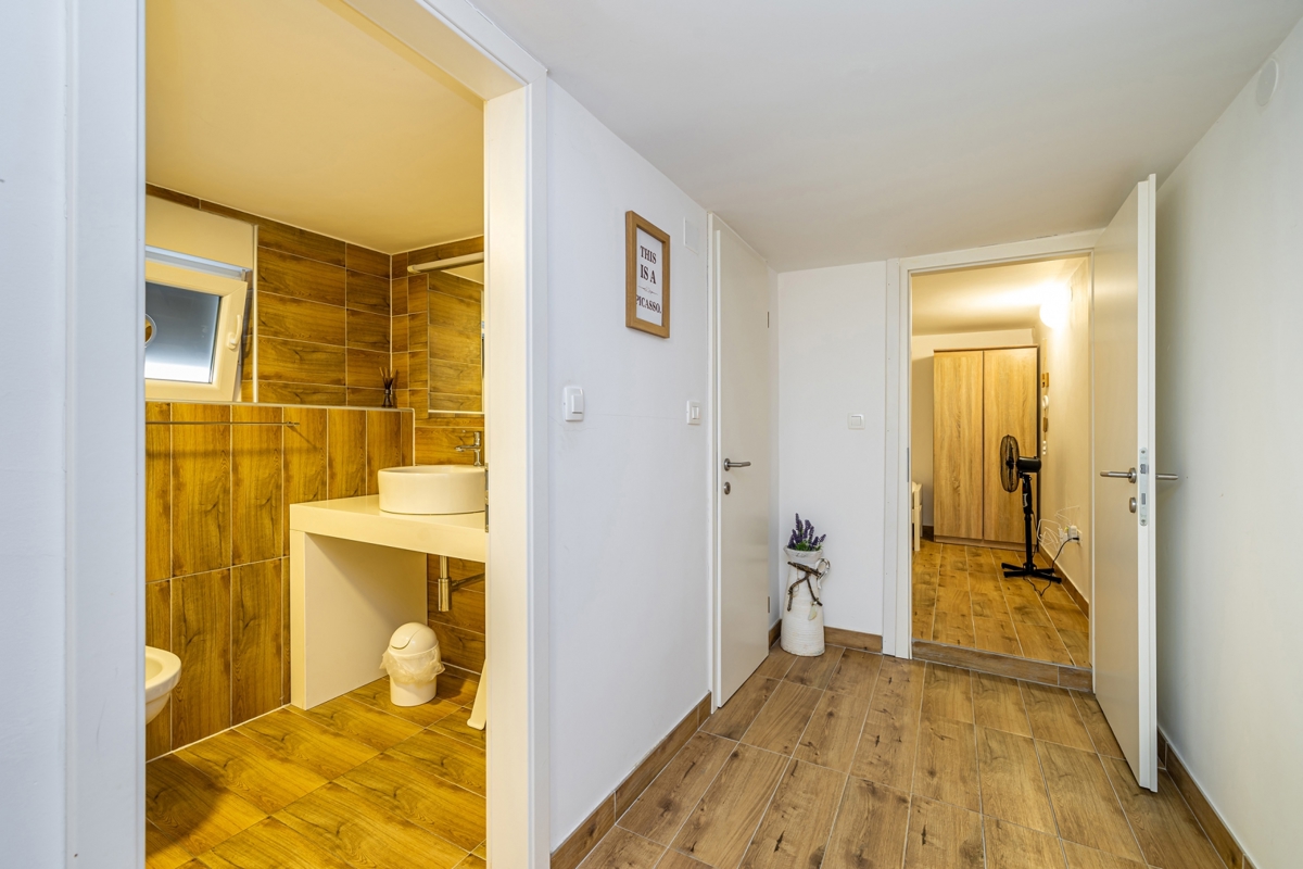 CITTÀ DI KRK, dintorni - Casa bifamiliare con piscina in una posizione tranquilla