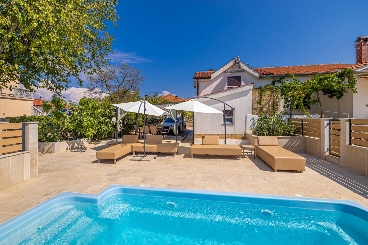CITTÀ DI KRK, dintorni - Casa bifamiliare con piscina in una posizione tranquilla