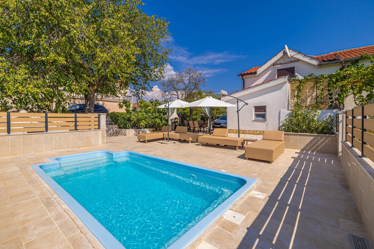 CITTÀ DI KRK, dintorni - Casa bifamiliare con piscina in una posizione tranquilla