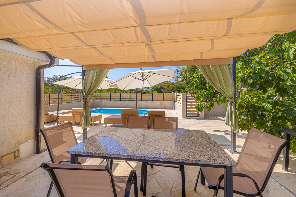CITTÀ DI KRK, dintorni - Casa bifamiliare con piscina in una posizione tranquilla