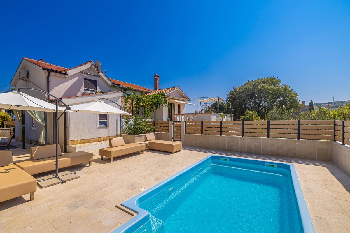 CITTÀ DI KRK, dintorni - Casa bifamiliare con piscina in una posizione tranquilla