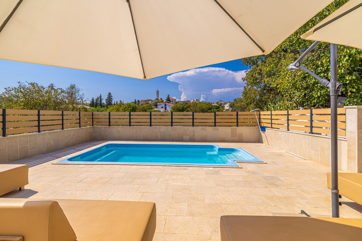 CITTÀ DI KRK, dintorni - Casa bifamiliare con piscina in una posizione tranquilla