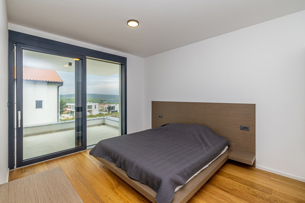 PUNAT - Casa bifamiliare con piscina e vista mare
