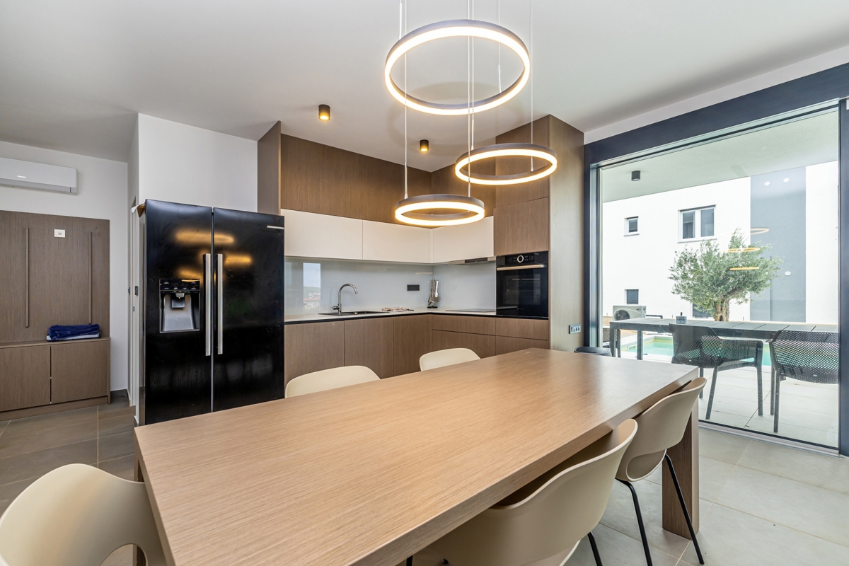 PUNAT - Casa bifamiliare con piscina e vista mare