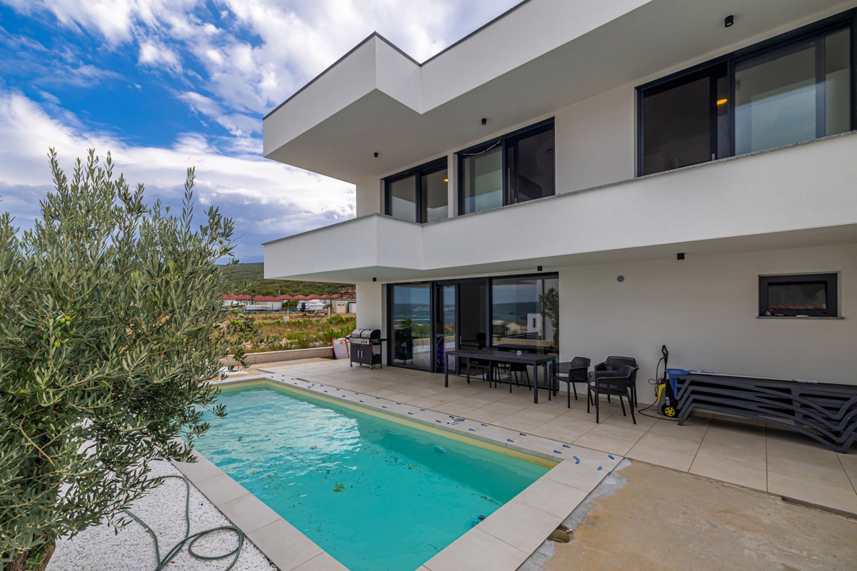PUNAT - Casa bifamiliare con piscina e vista mare